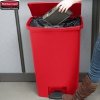 Kosz Slim Jim® Step-On 68L Resin Containers red